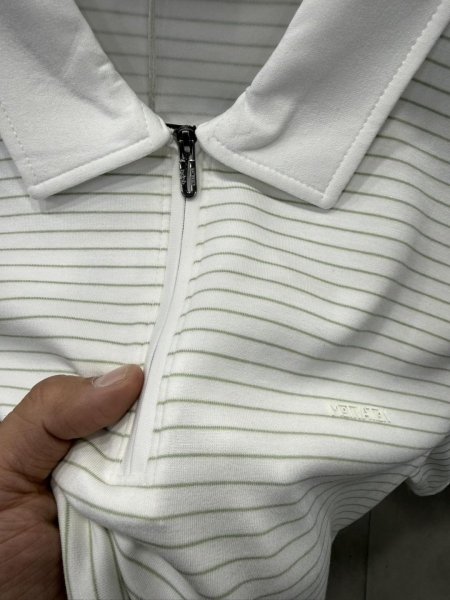 أبيض / خط أخضر