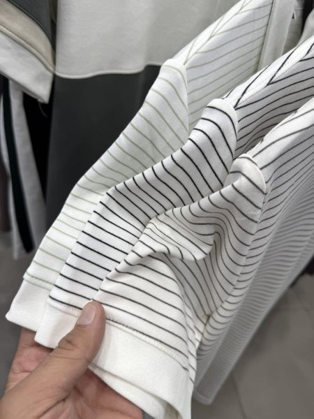 أبيض / خط بني