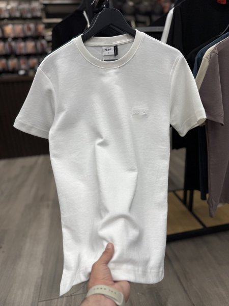 أبيض